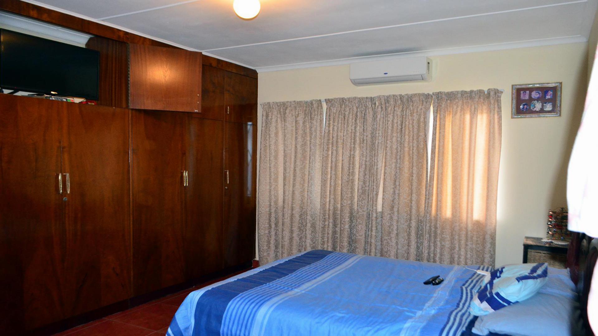 Main Bedroom - 17 square meters of property in Reservior Hills