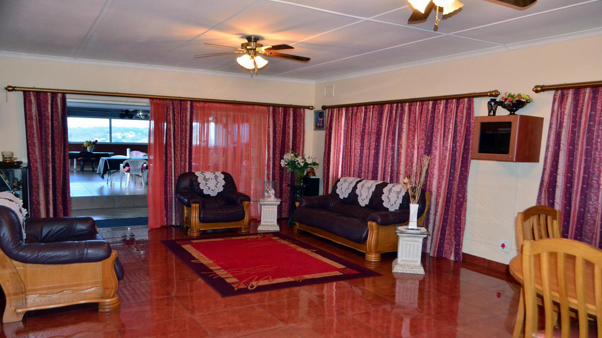 Lounges - 20 square meters of property in Reservior Hills