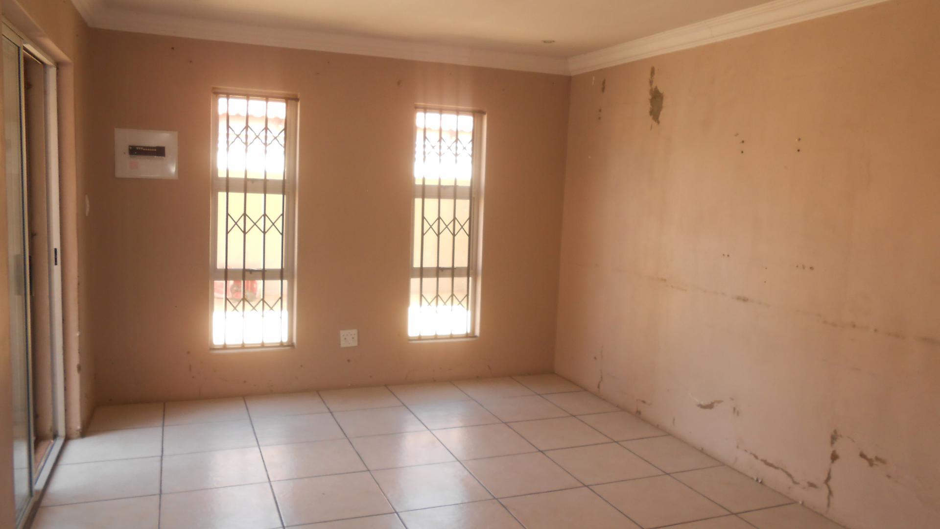 Lounges - 27 square meters of property in Sharon Park