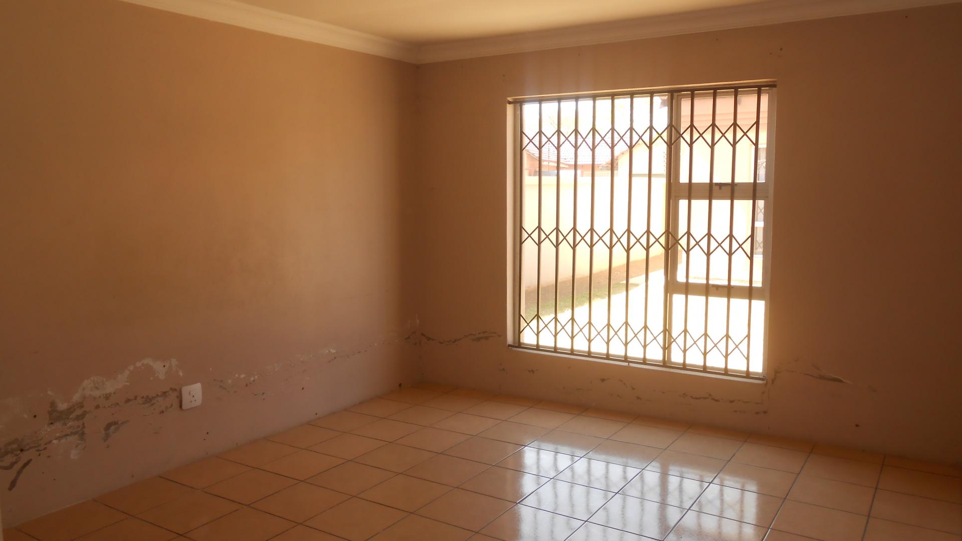 Main Bedroom - 19 square meters of property in Sharon Park