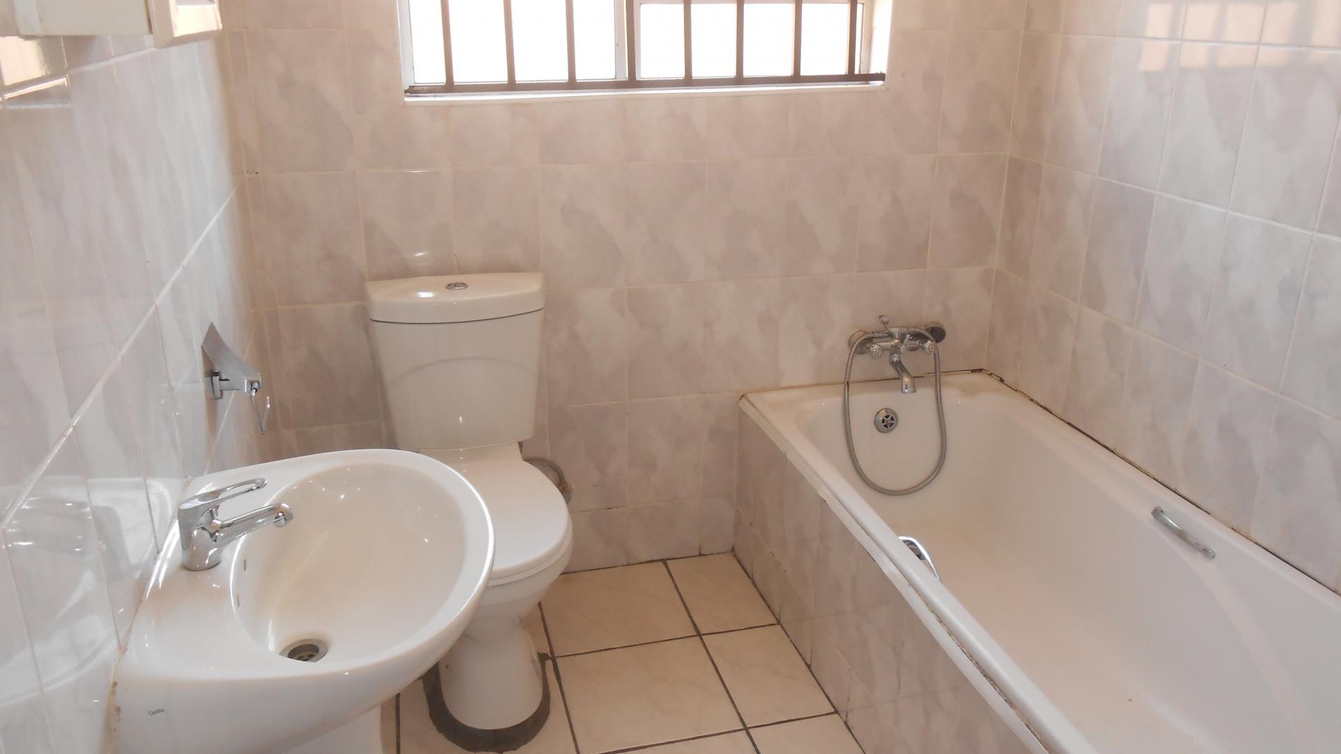 Main Bathroom - 6 square meters of property in Sharon Park