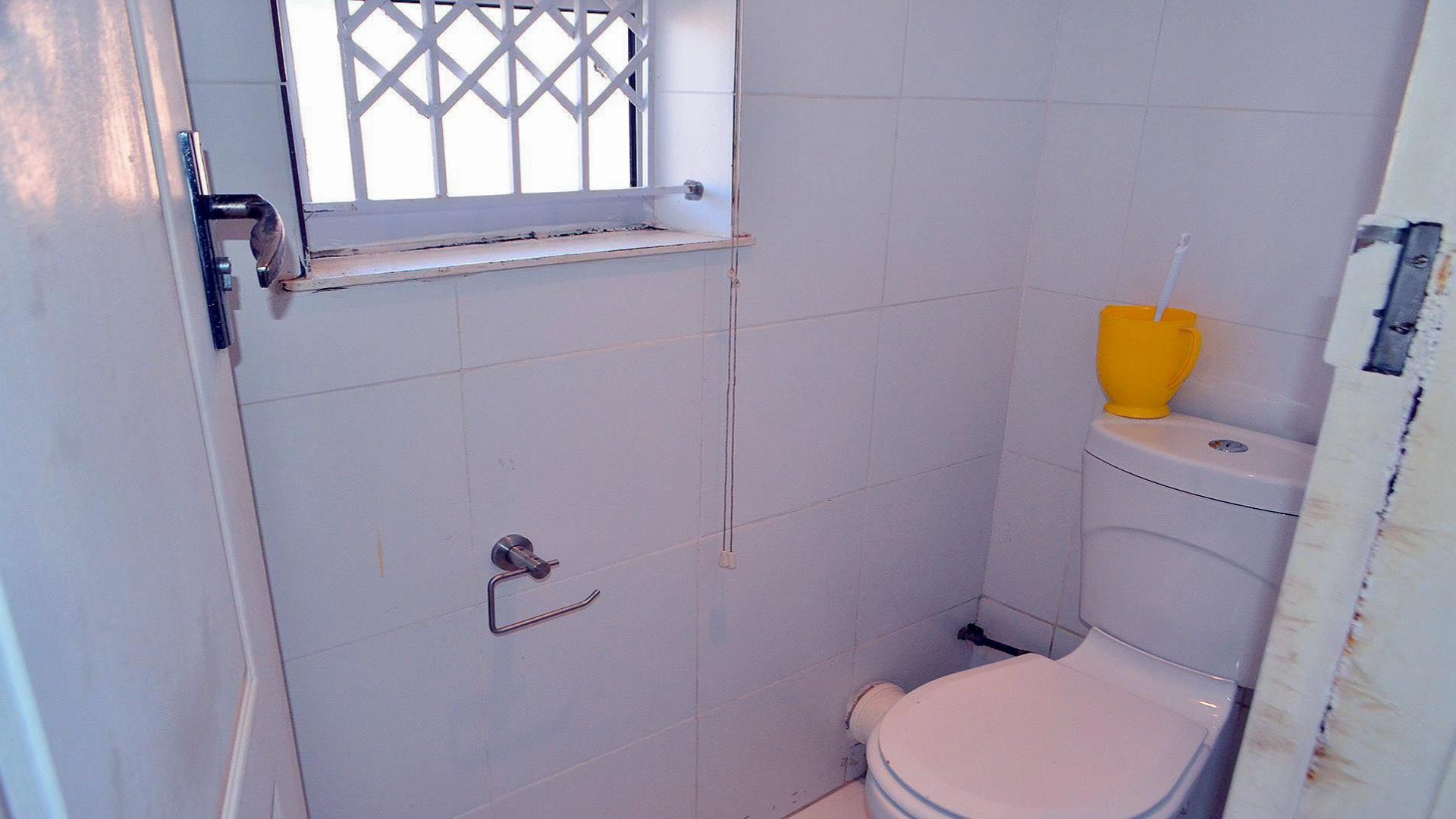 Main Bathroom - 5 square meters of property in Isipingo Beach