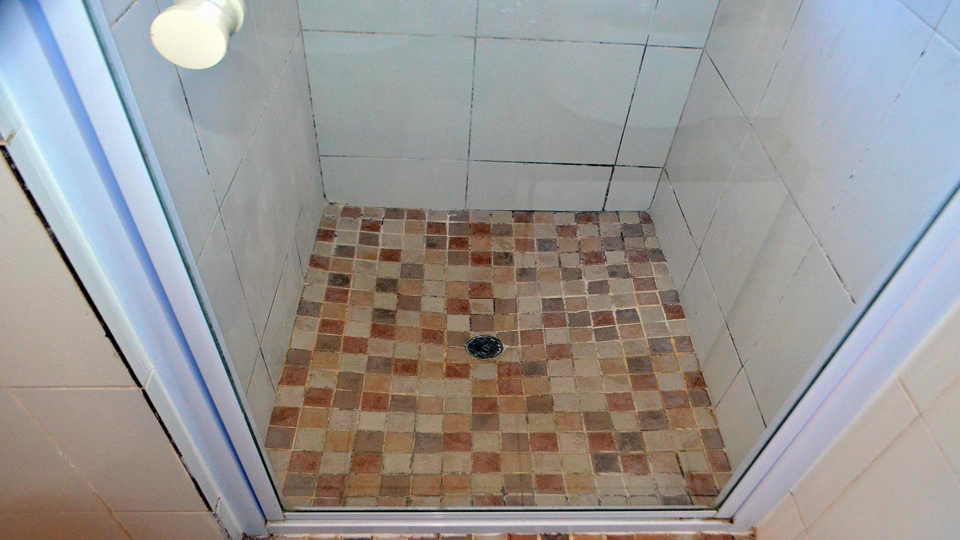 Main Bathroom - 5 square meters of property in Isipingo Beach