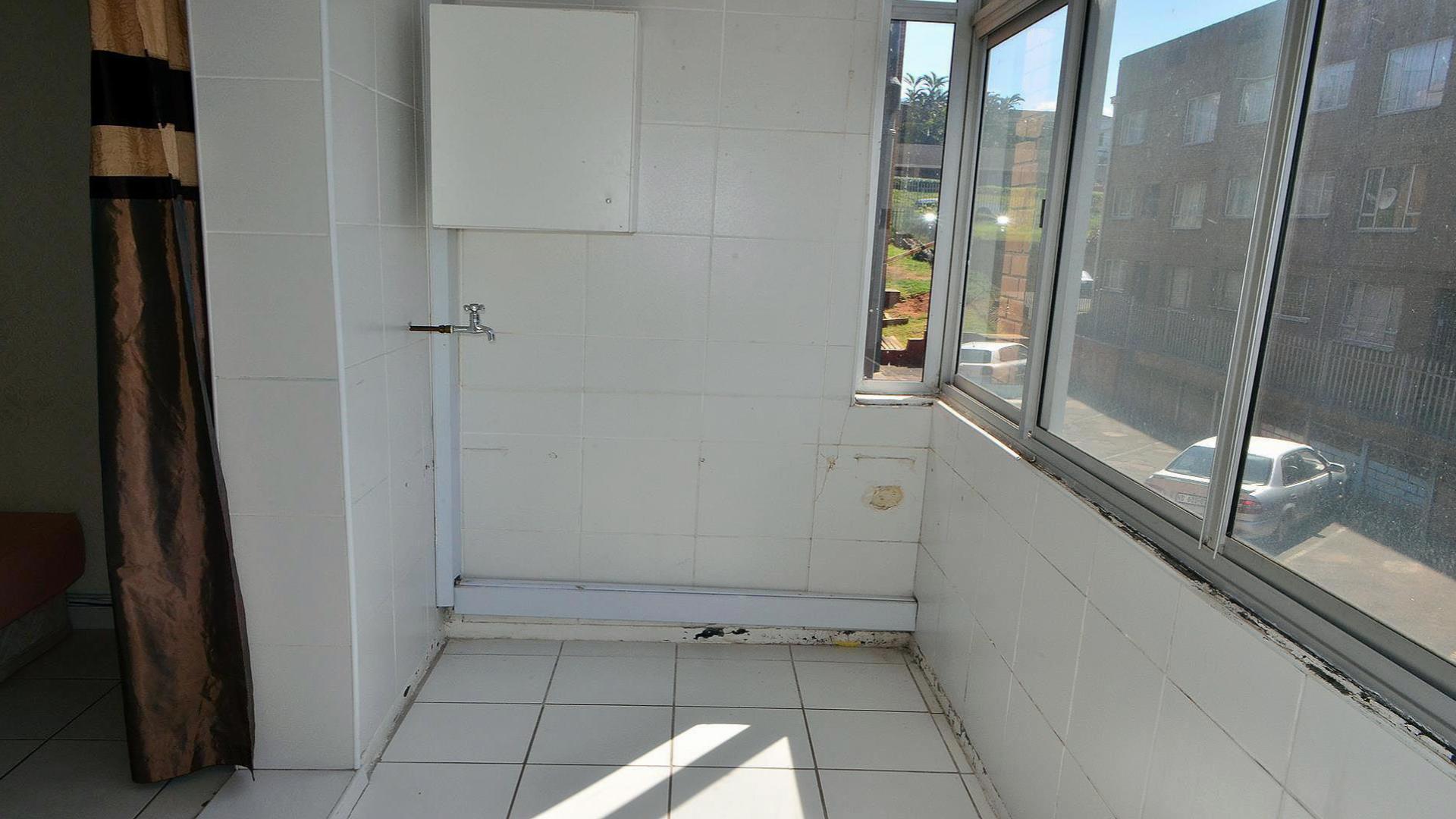 Balcony - 6 square meters of property in Isipingo Beach