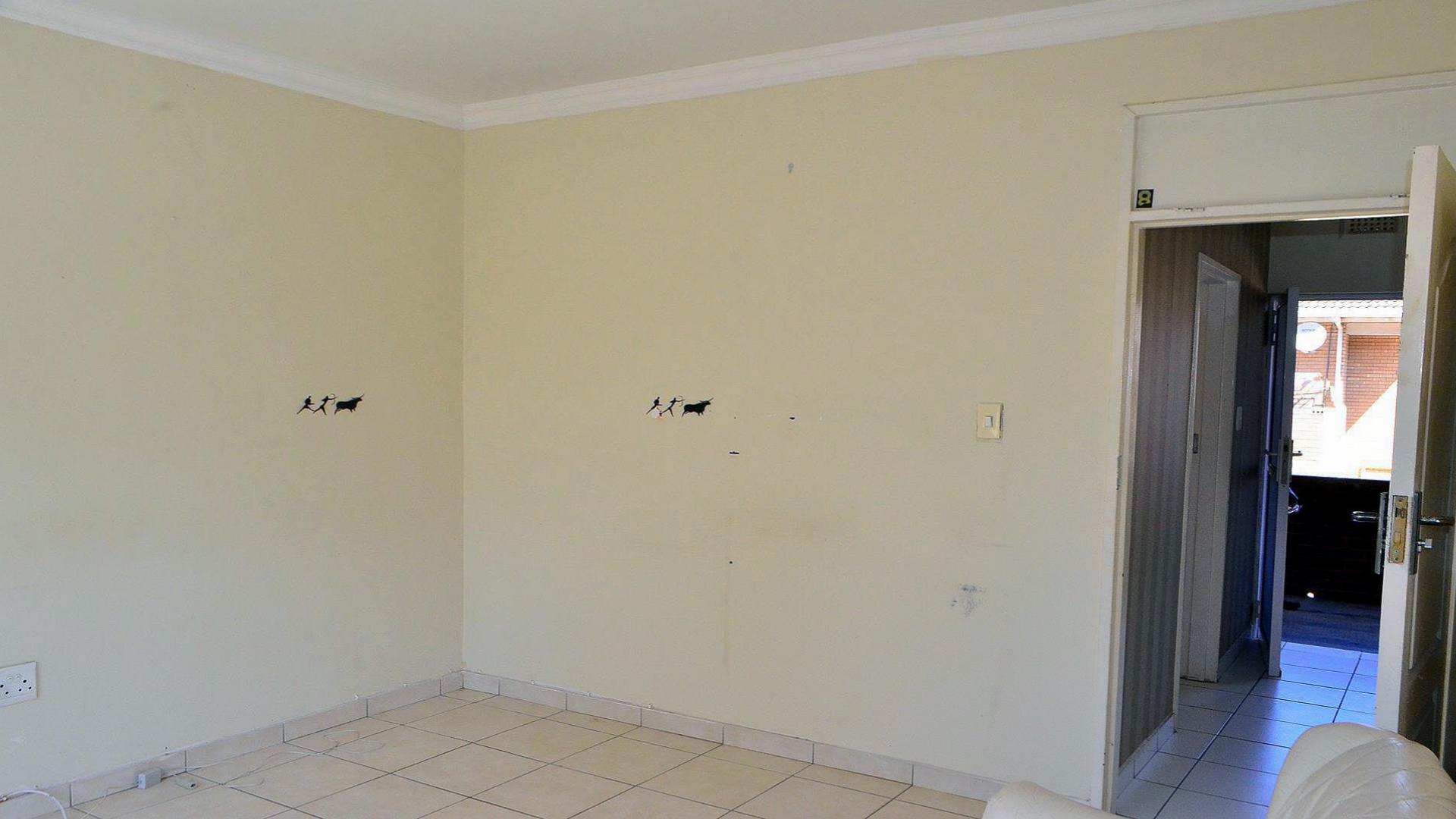 Lounges - 16 square meters of property in Isipingo Beach