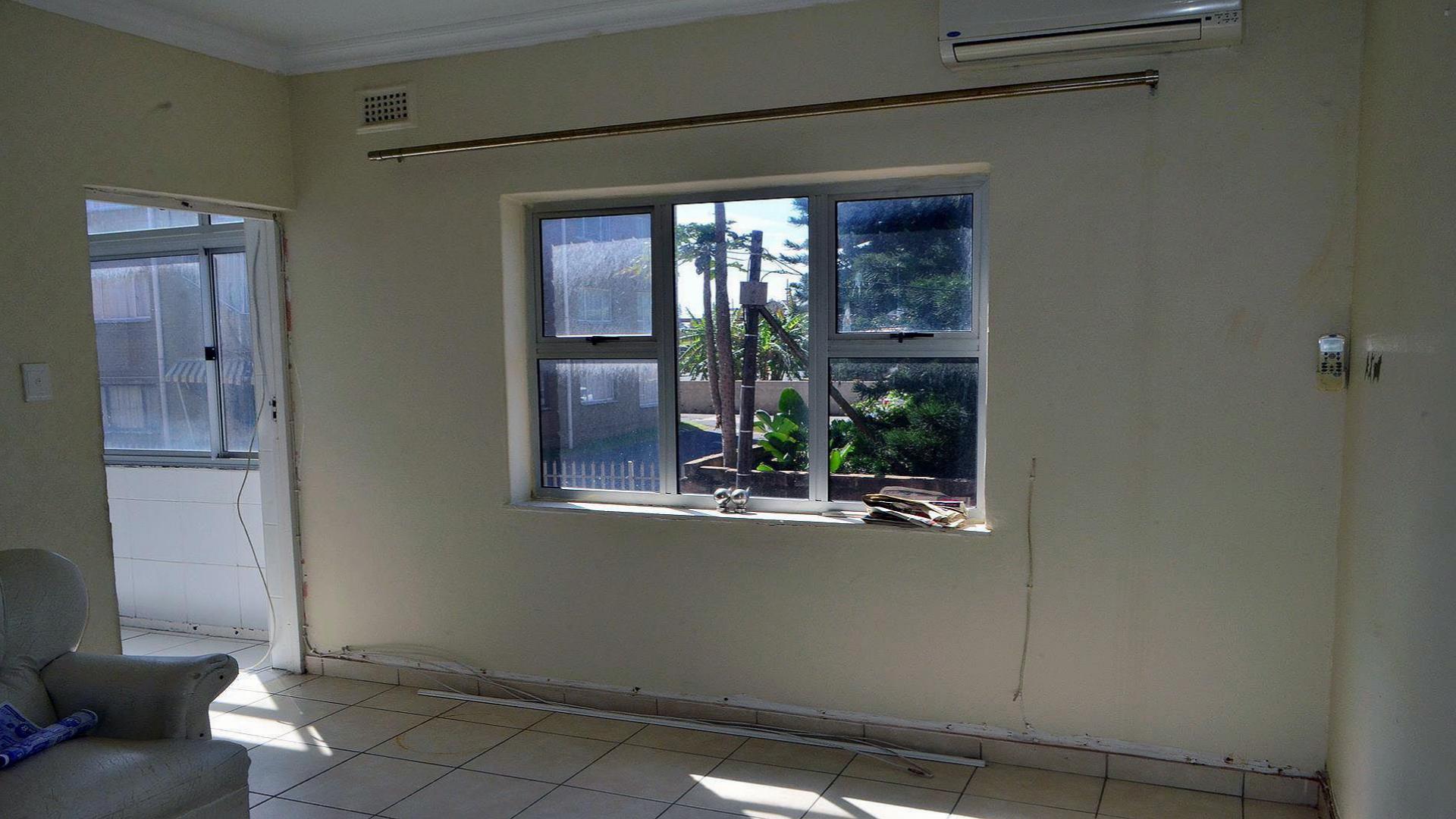 Lounges - 16 square meters of property in Isipingo Beach