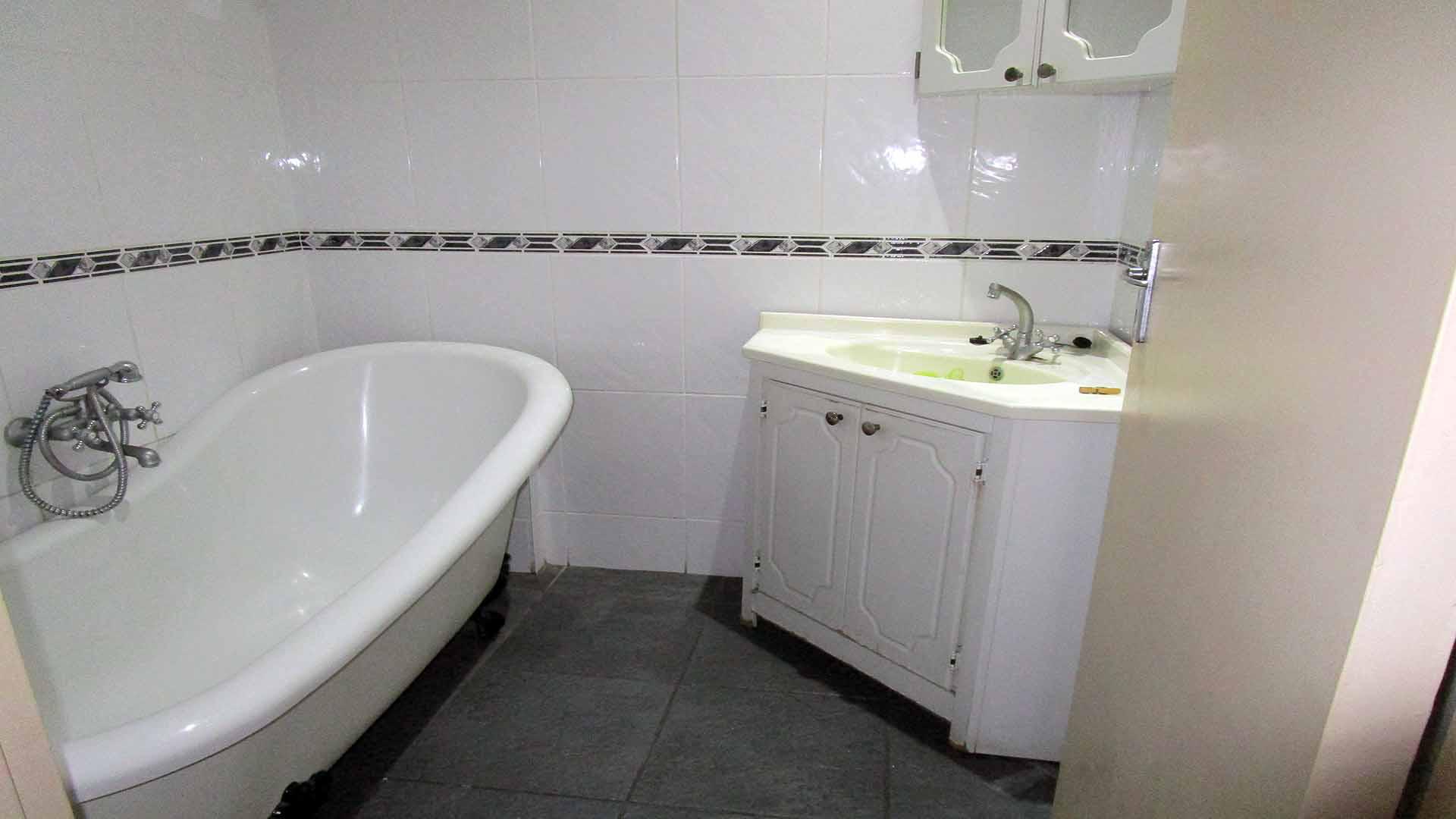 Bathroom 1 - 4 square meters of property in Arboretum