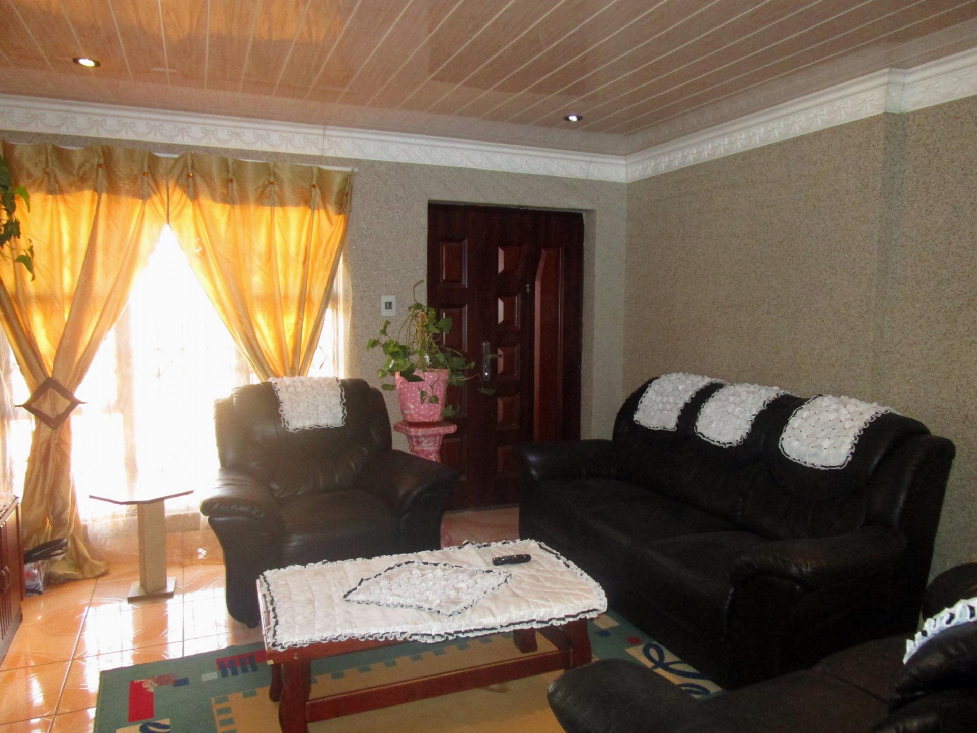 Lounges - 17 square meters of property in Simunye