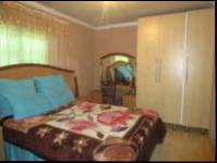 Bed Room 1 - 14 square meters of property in Simunye