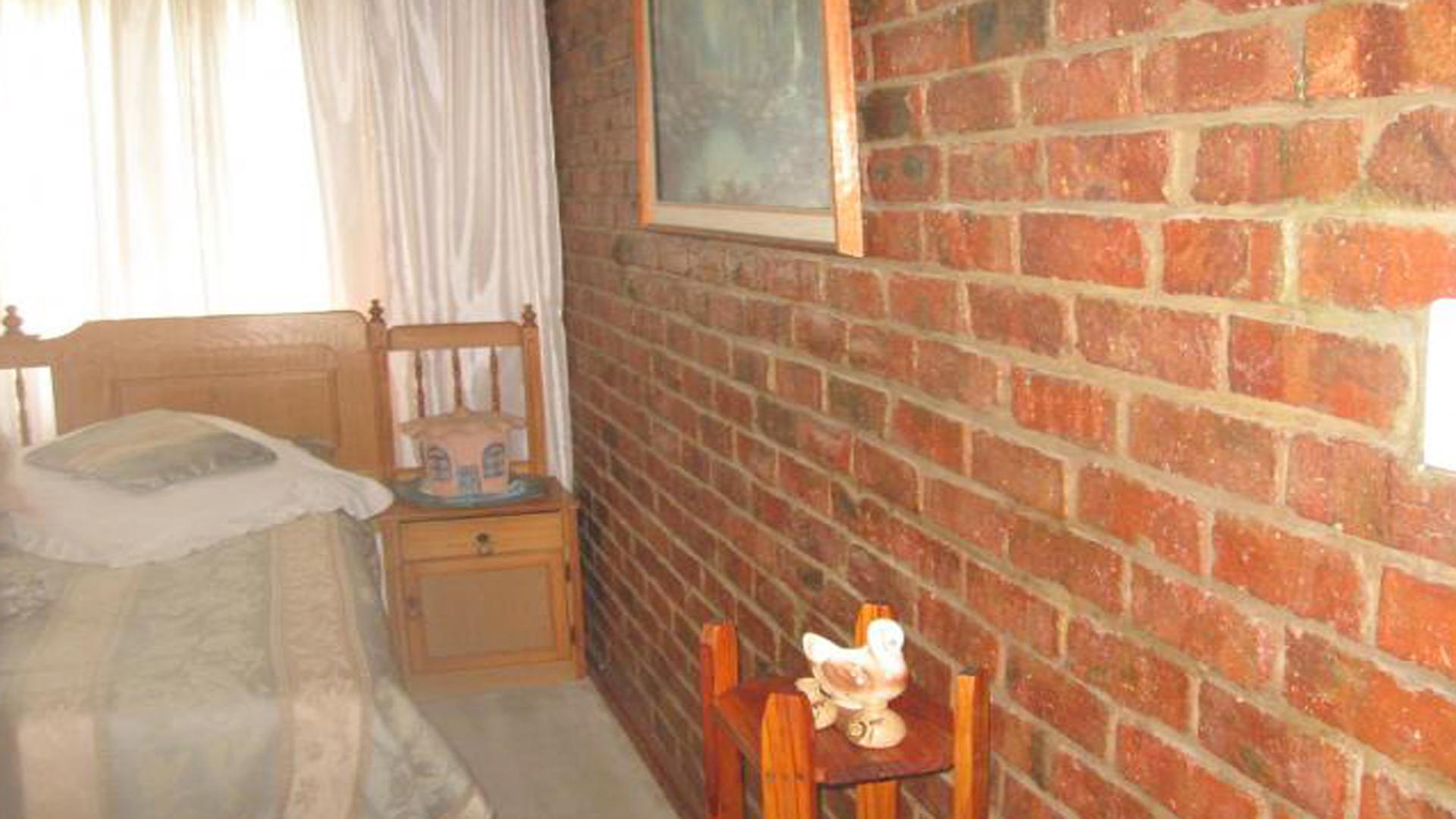 Bed Room 1 of property in Virginia - Free State