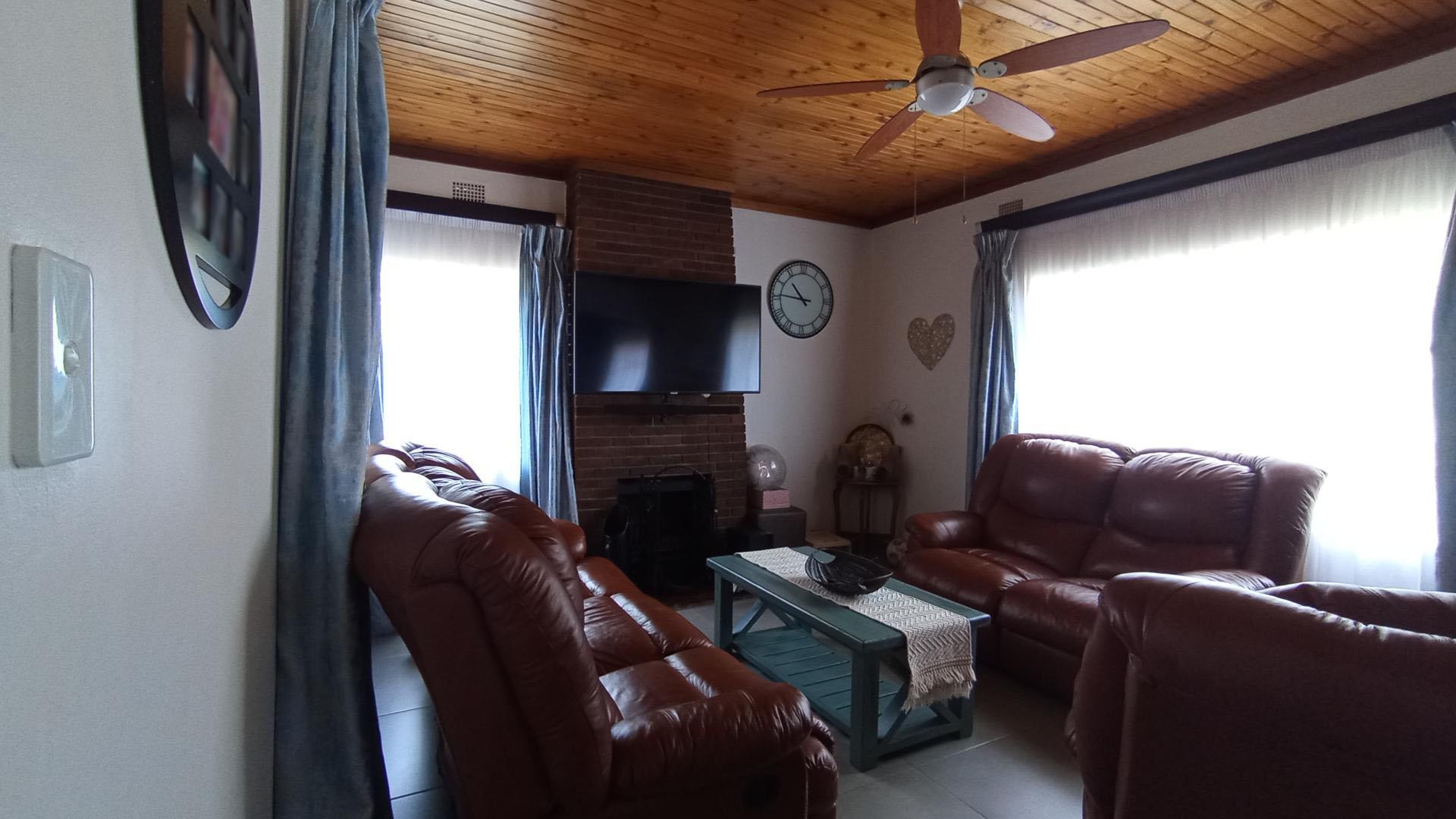 Lounges - 21 square meters of property in Westpark