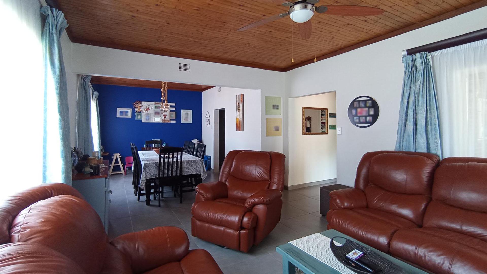 Lounges - 21 square meters of property in Westpark