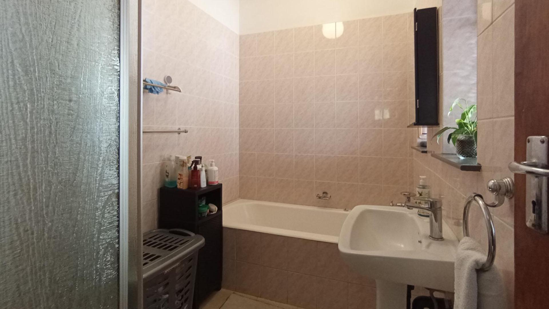 Bathroom 1 - 8 square meters of property in Westpark
