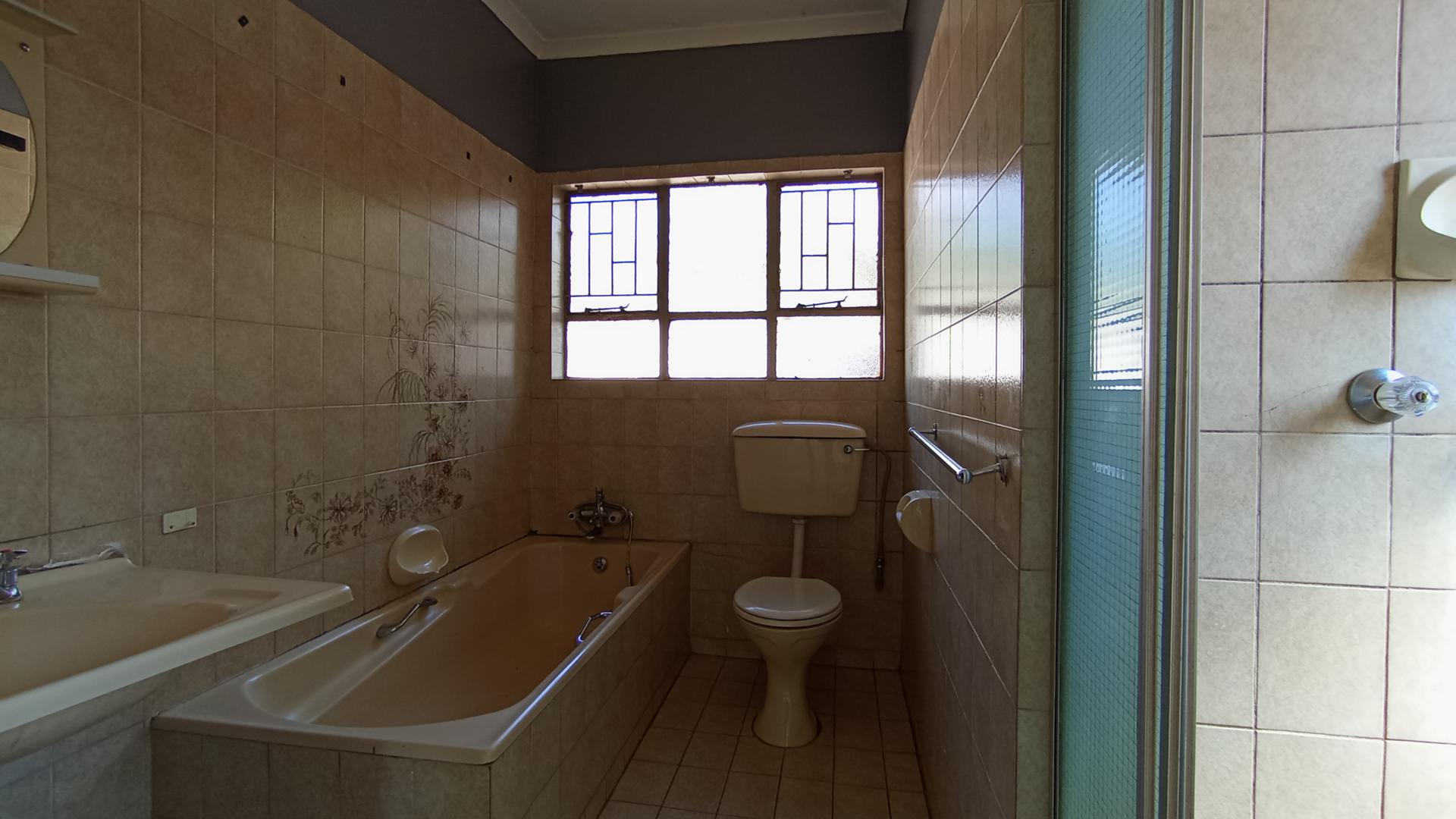 Main Bathroom - 7 square meters of property in Riamarpark