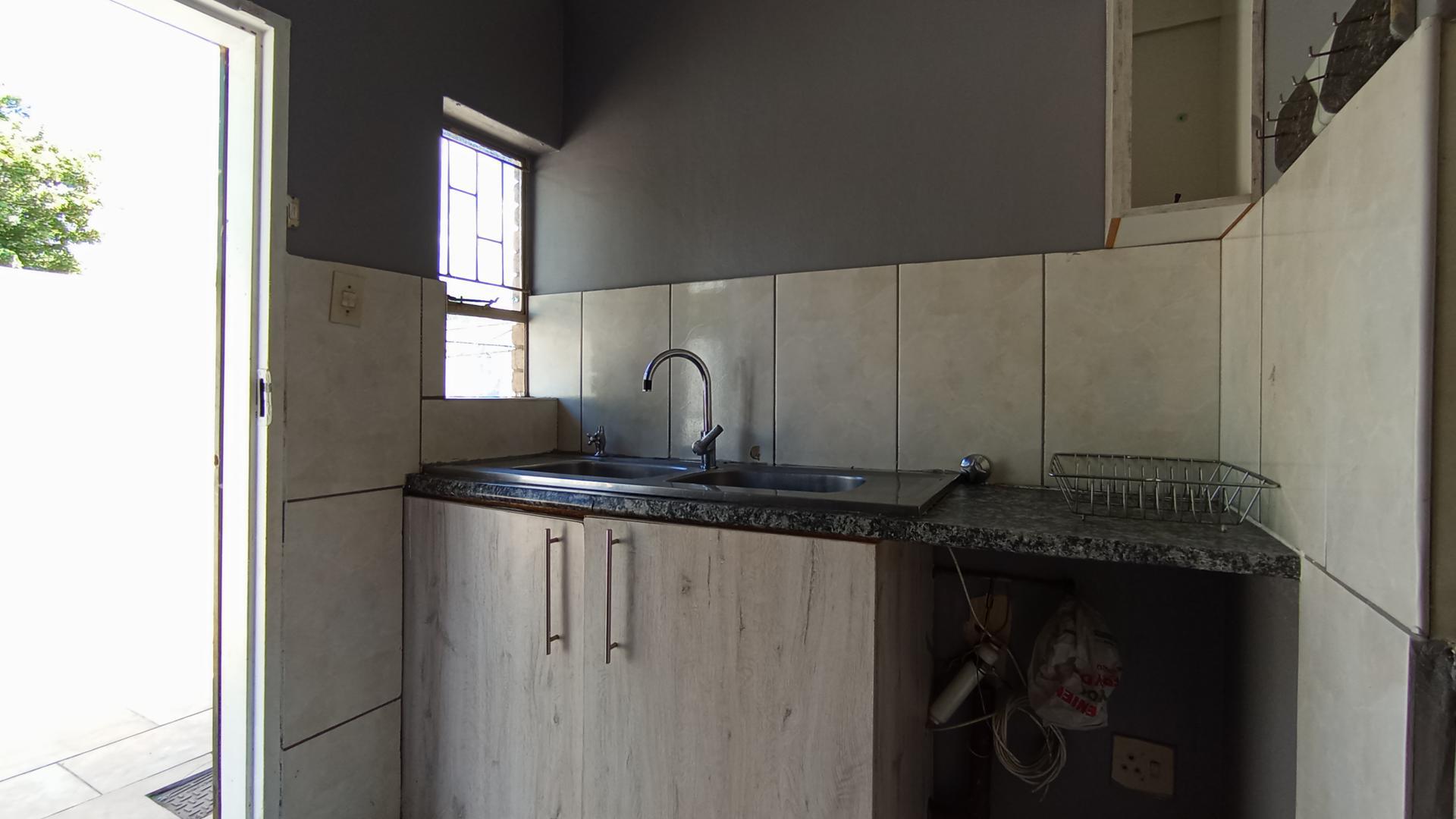Kitchen - 16 square meters of property in Riamarpark