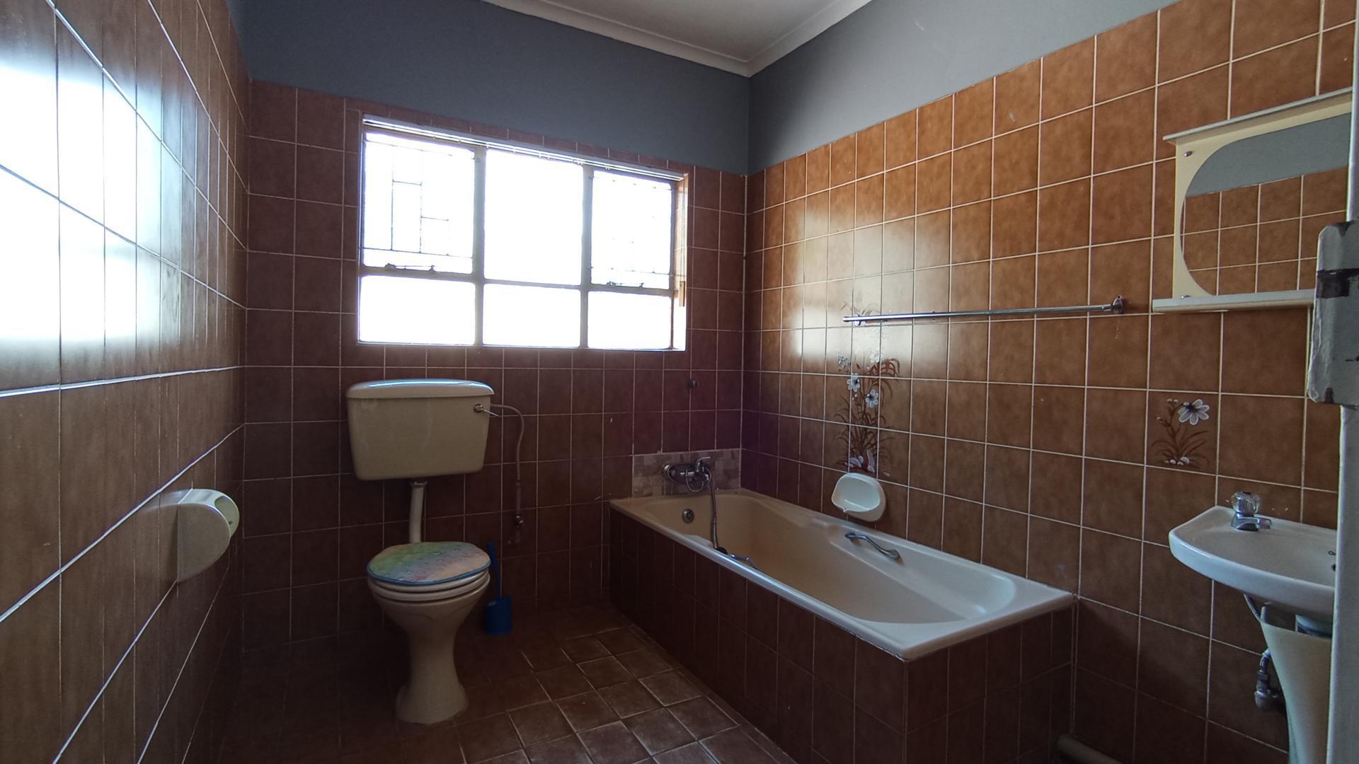 Bathroom 1 - 7 square meters of property in Riamarpark
