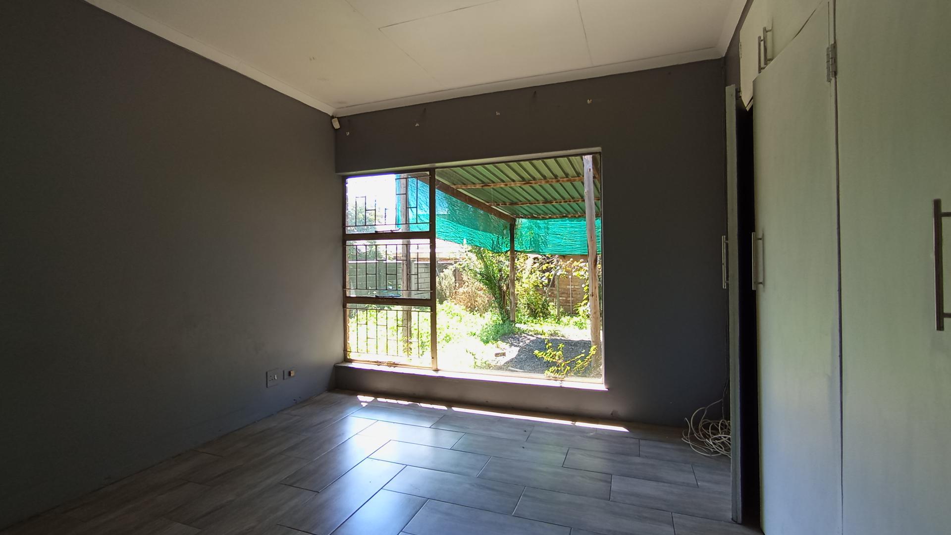 Main Bedroom - 19 square meters of property in Riamarpark