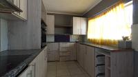 Kitchen - 16 square meters of property in Riamarpark