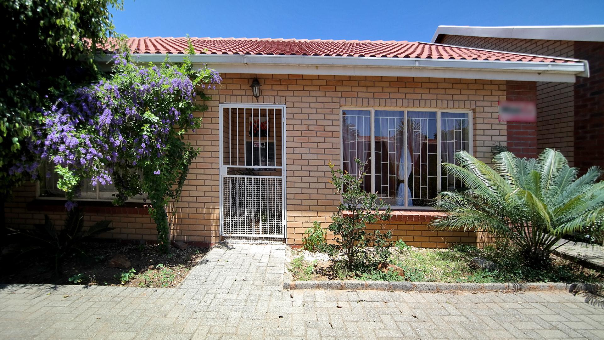 Front View of property in Rustenburg Oos-Einde