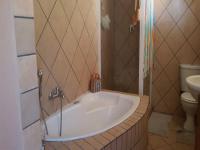 Main Bathroom - 7 square meters of property in Rustenburg Oos-Einde