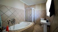 Main Bathroom - 7 square meters of property in Rustenburg Oos-Einde