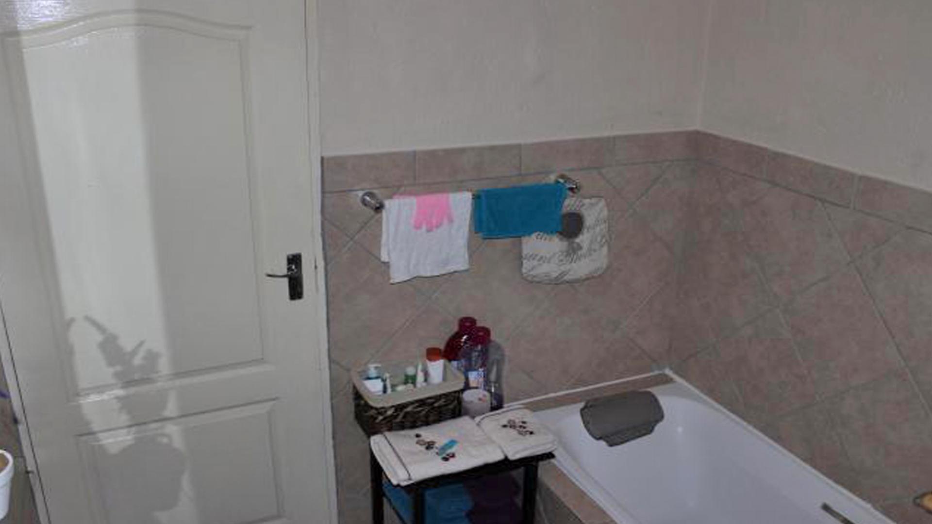 Bathroom 1 of property in Rustenburg