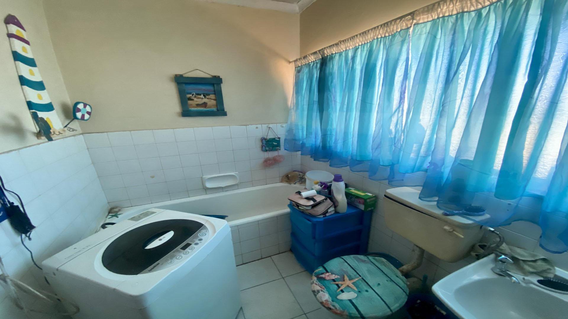Bathroom 1 of property in Hendrina