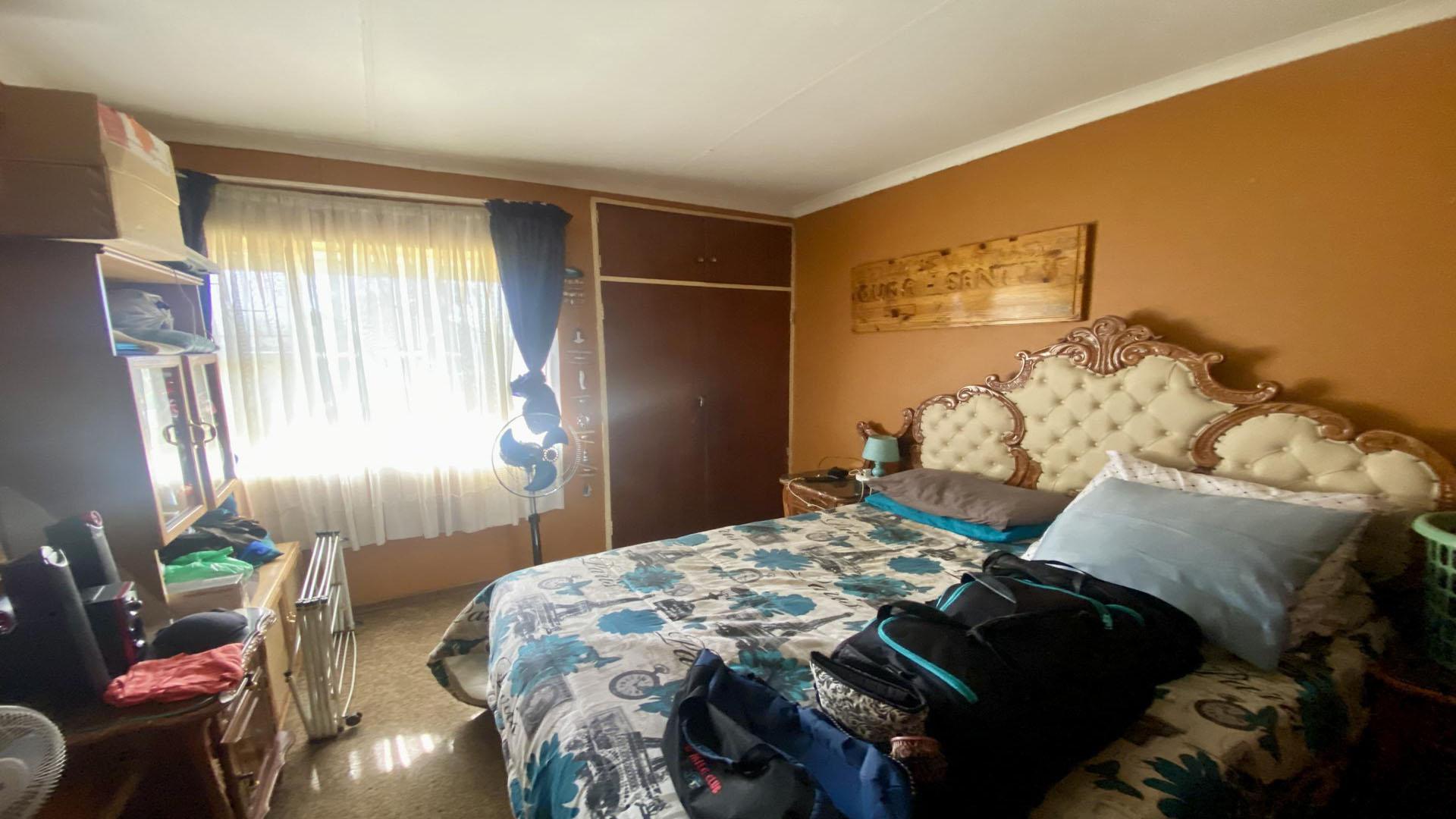 Bed Room 1 of property in Hendrina