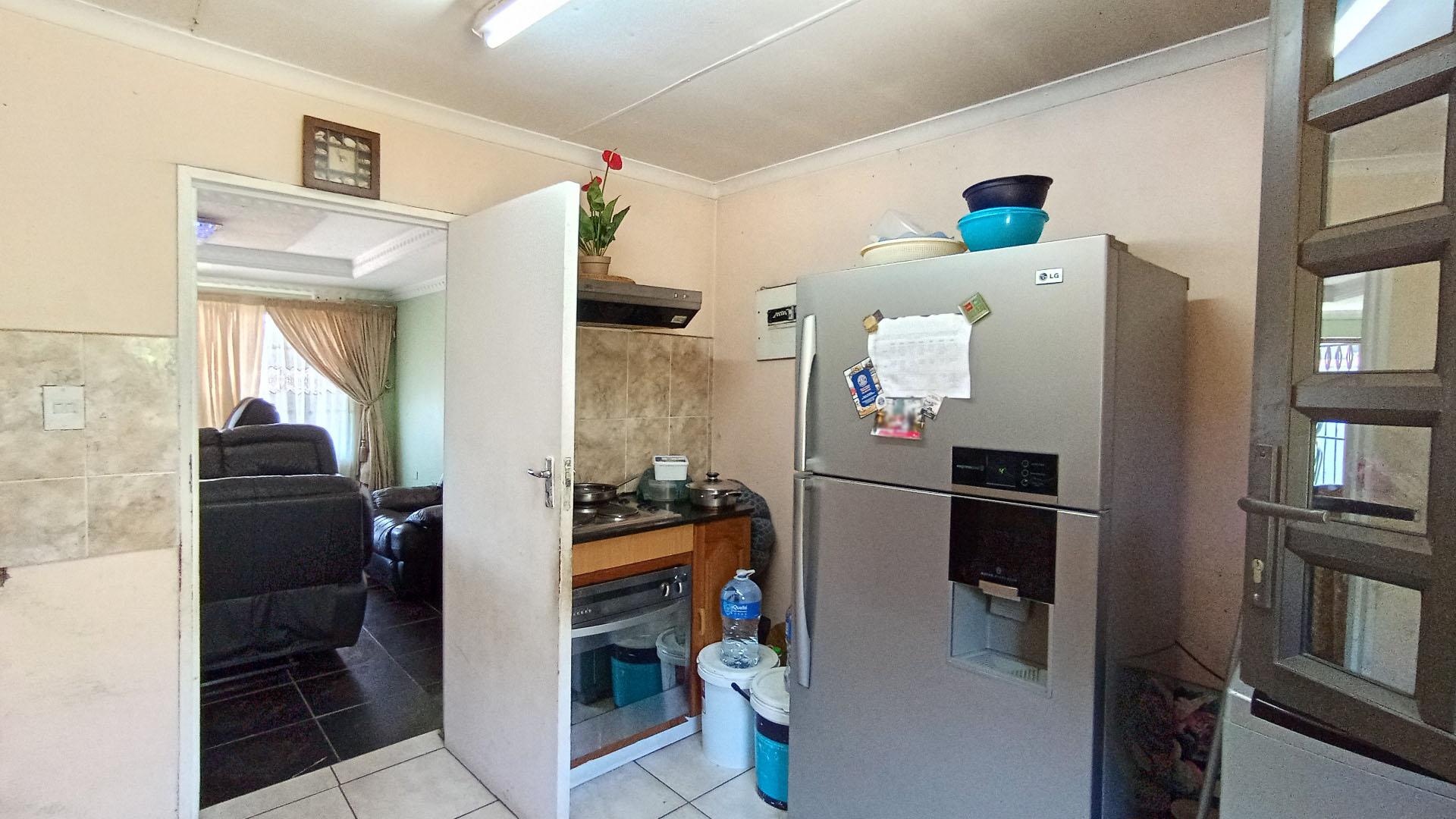 Kitchen - 13 square meters of property in Umlazi