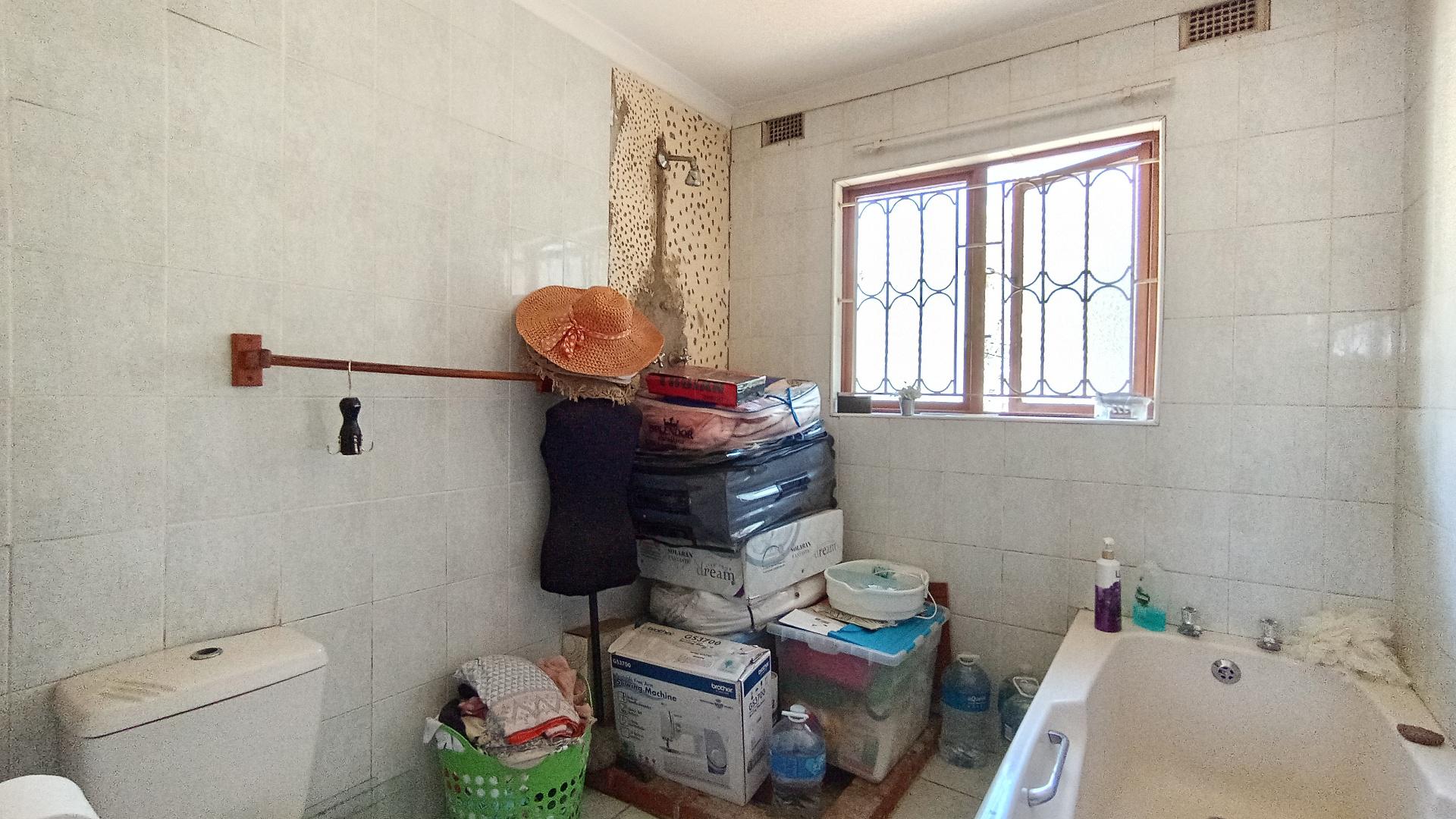 Main Bathroom - 6 square meters of property in Umlazi