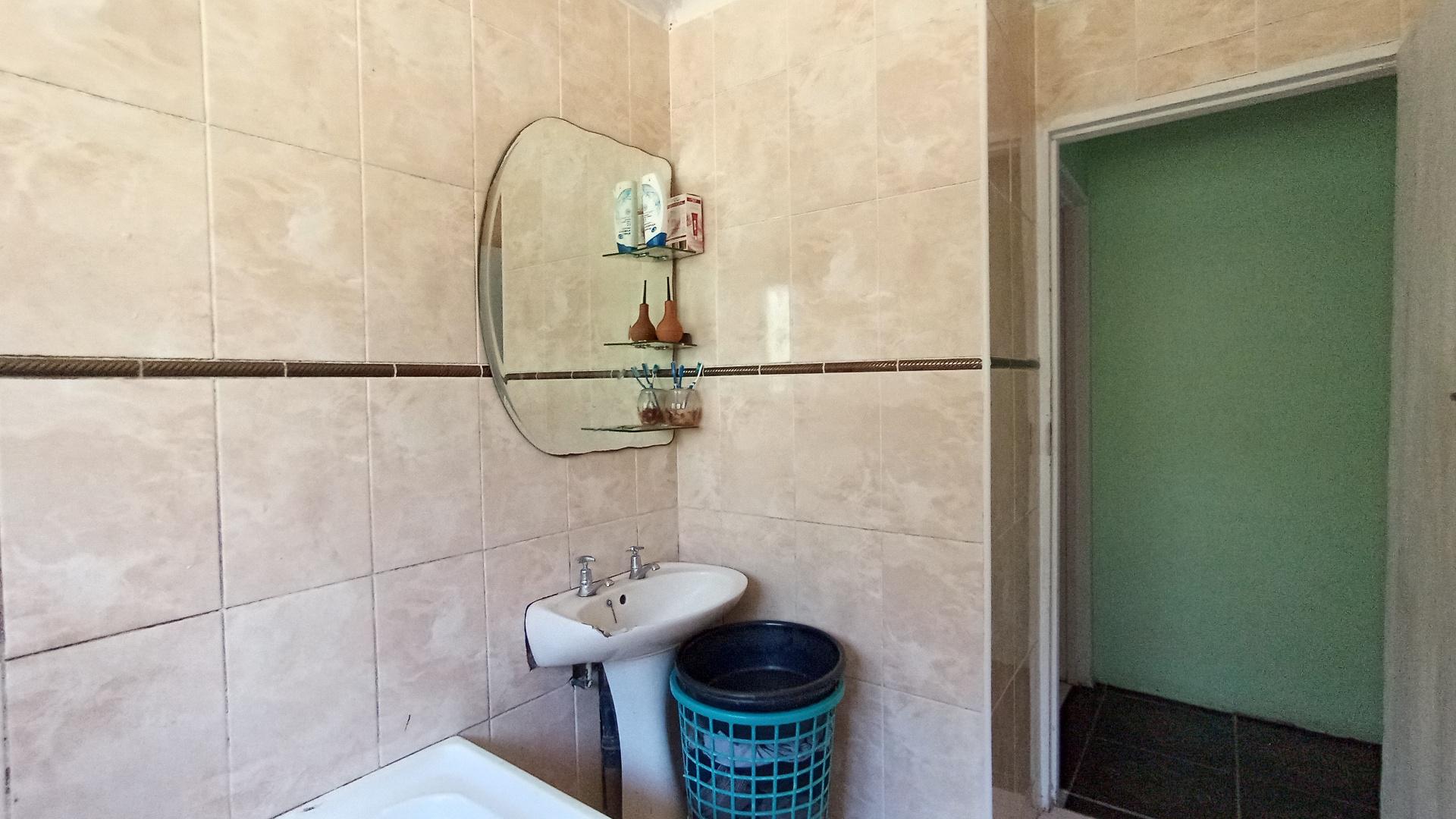 Bathroom 1 - 7 square meters of property in Umlazi