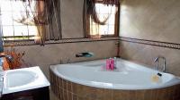 Main Bathroom - 13 square meters of property in Modimolle (Nylstroom)