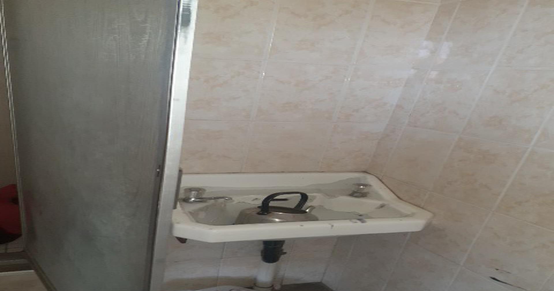 Bathroom 2 of property in Ficksburg