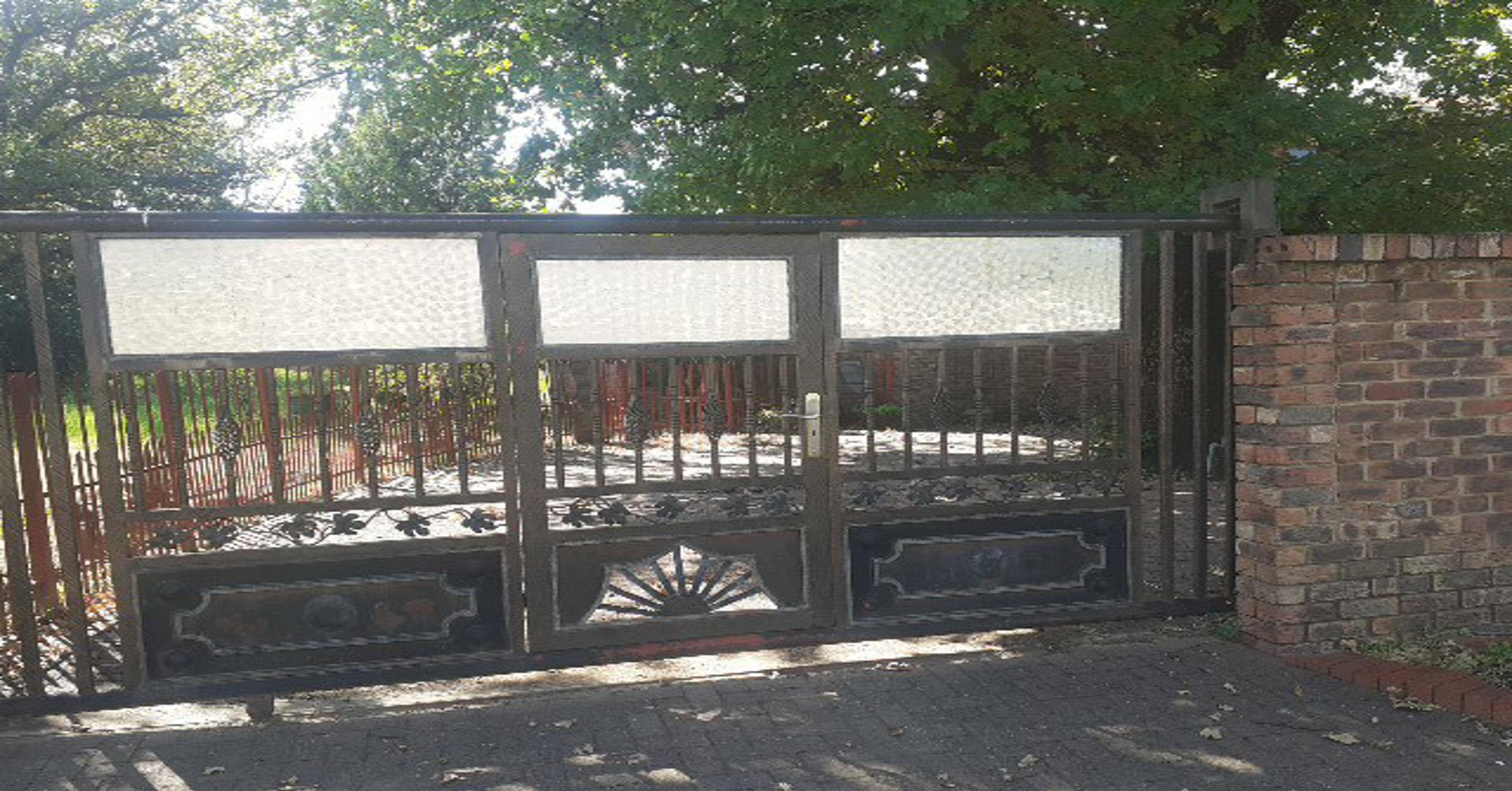 Front View of property in Ficksburg