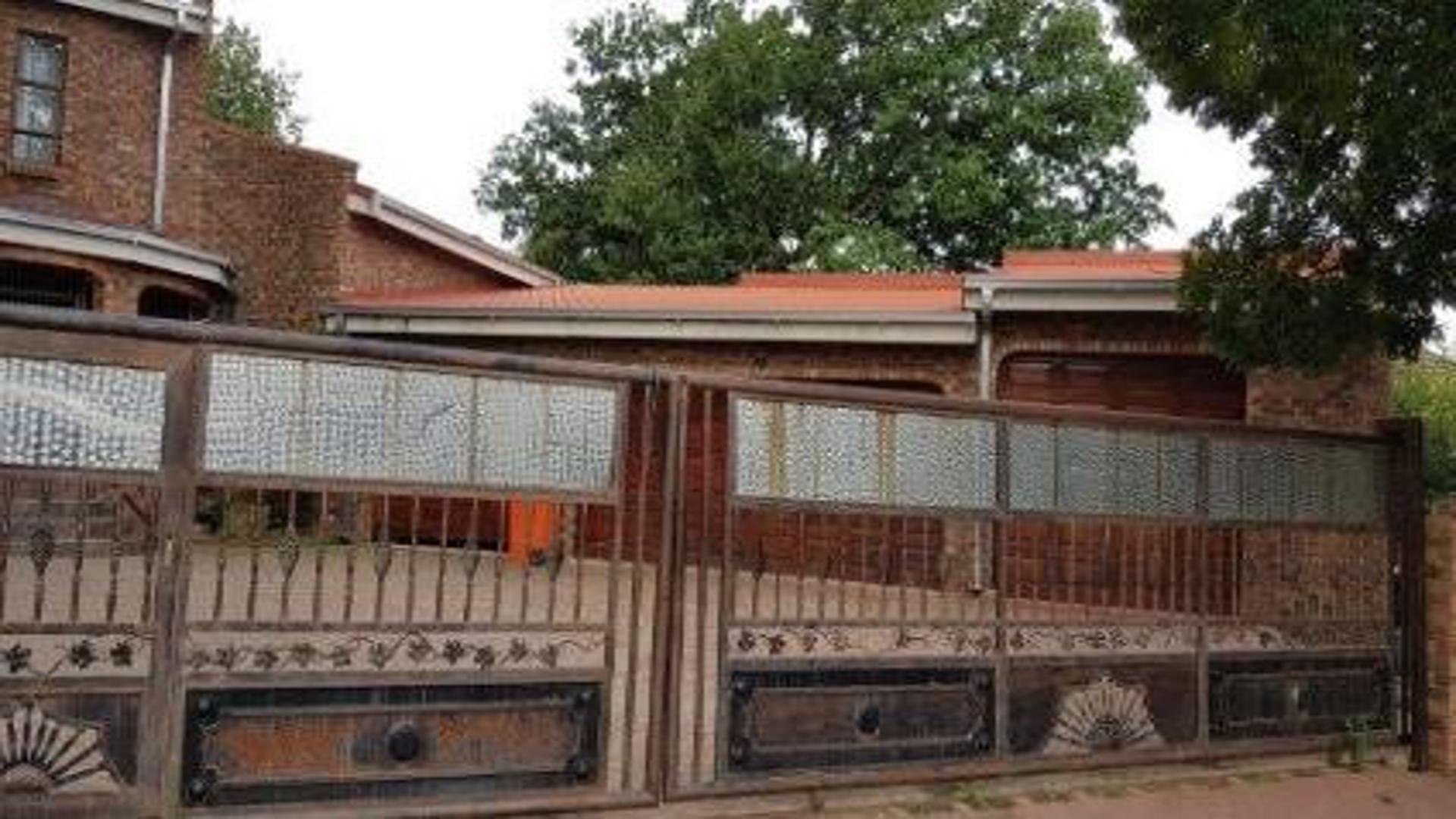 Front View of property in Ficksburg