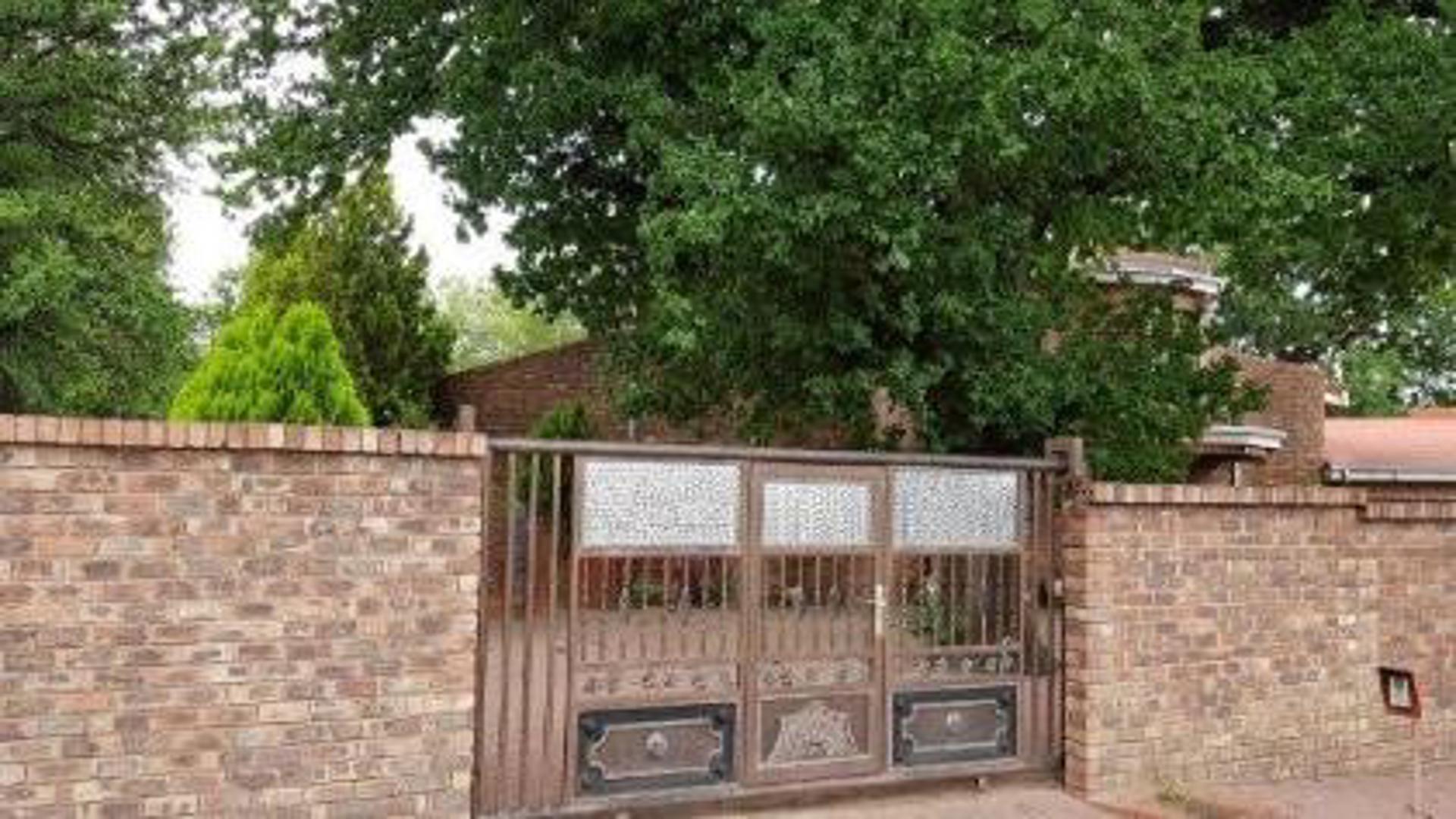 Front View of property in Ficksburg