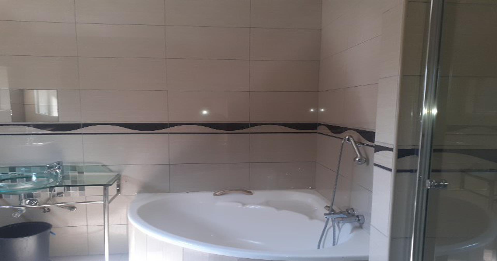 Main Bathroom of property in Ficksburg