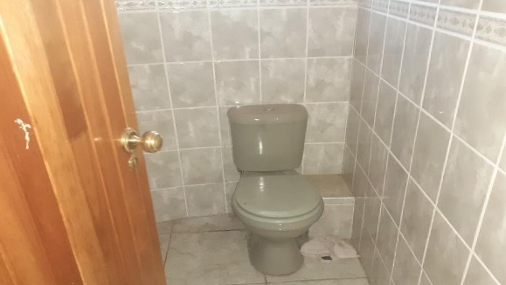 Bathroom 1 of property in Ficksburg