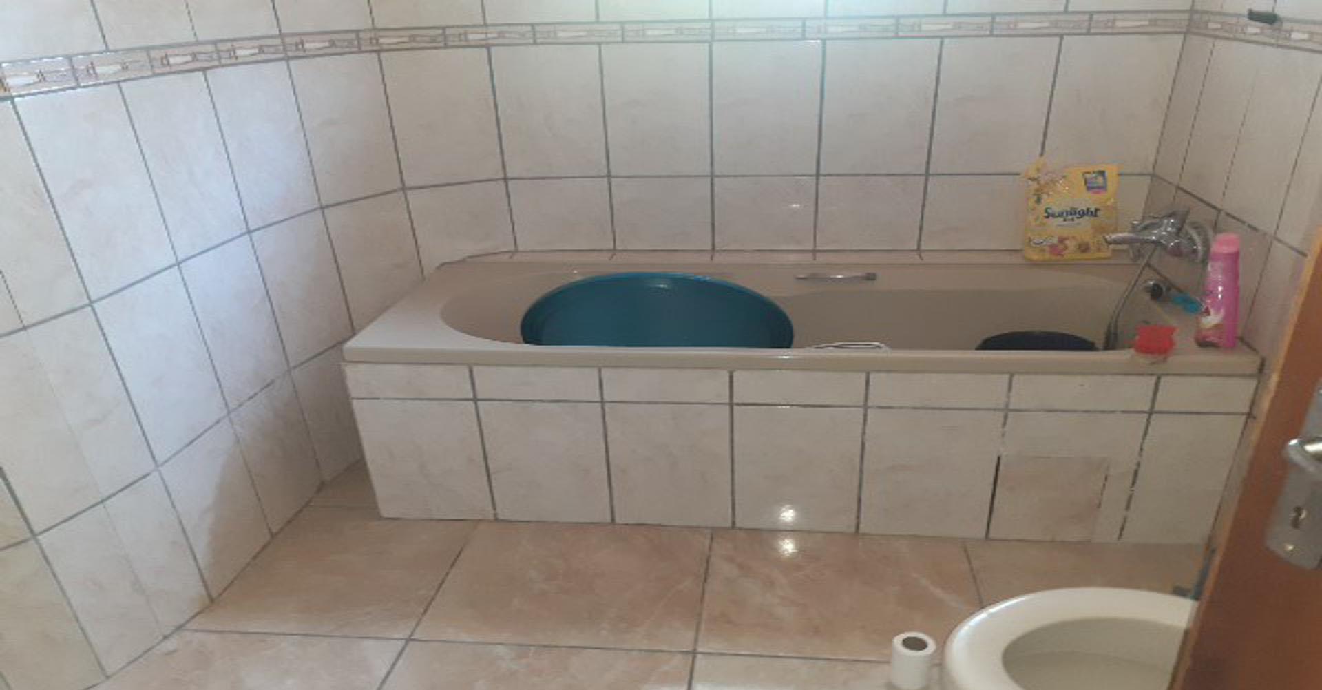 Bathroom 1 of property in Ficksburg