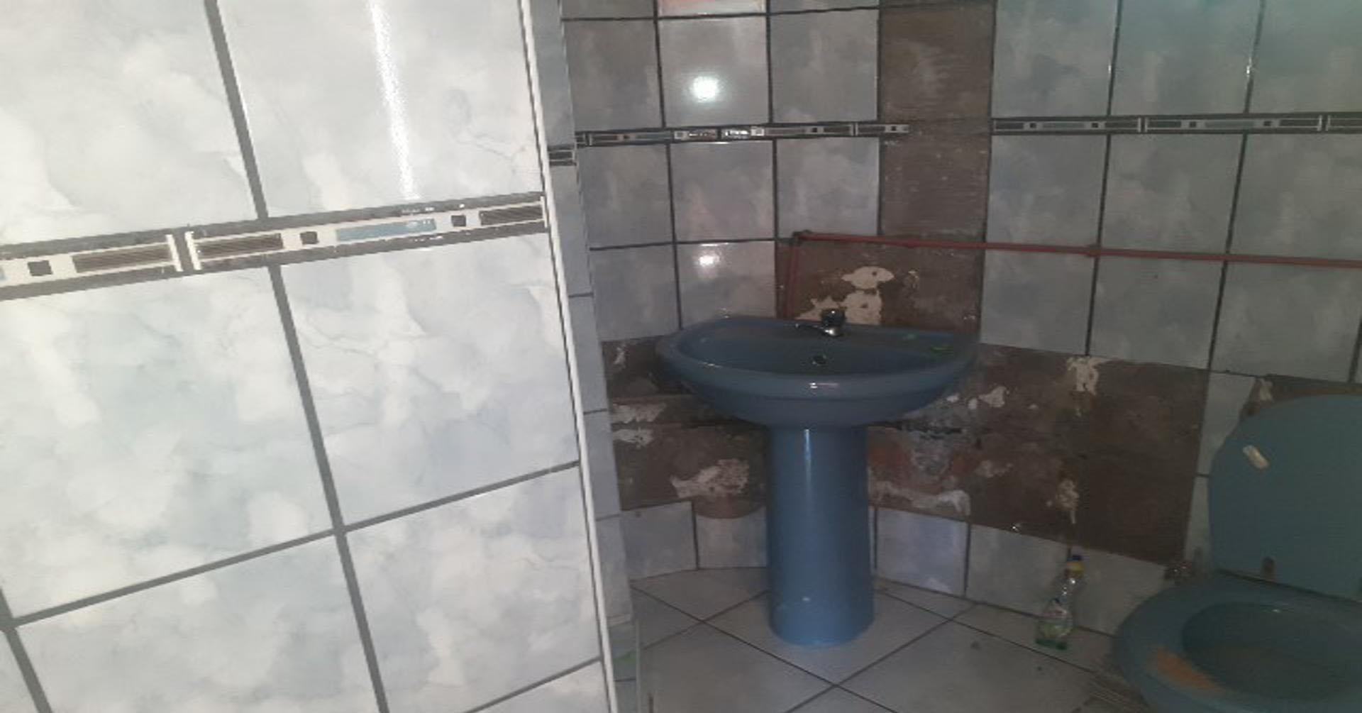 Bathroom 3+ of property in Ficksburg