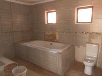Bathroom 1 - 13 square meters of property in Daggafontein