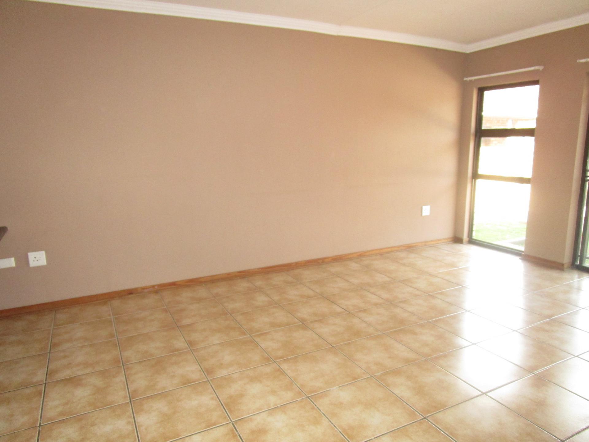 Lounges - 13 square meters of property in Roodia