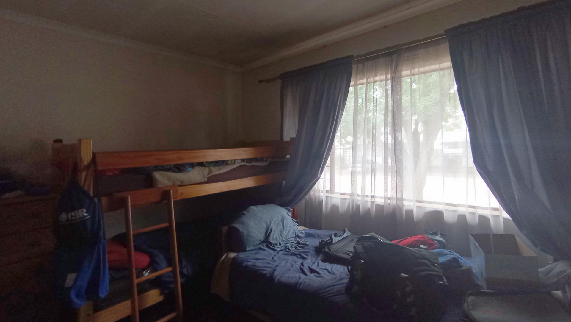 Bed Room 1 - 13 square meters of property in Windsor East