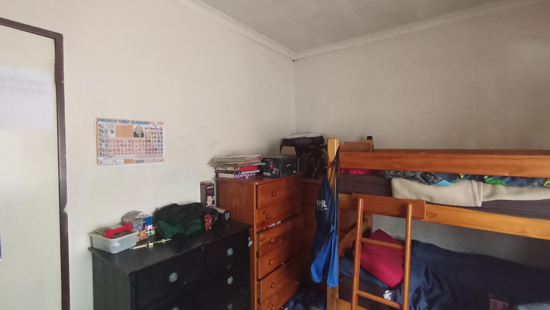 Bed Room 1 - 13 square meters of property in Windsor East