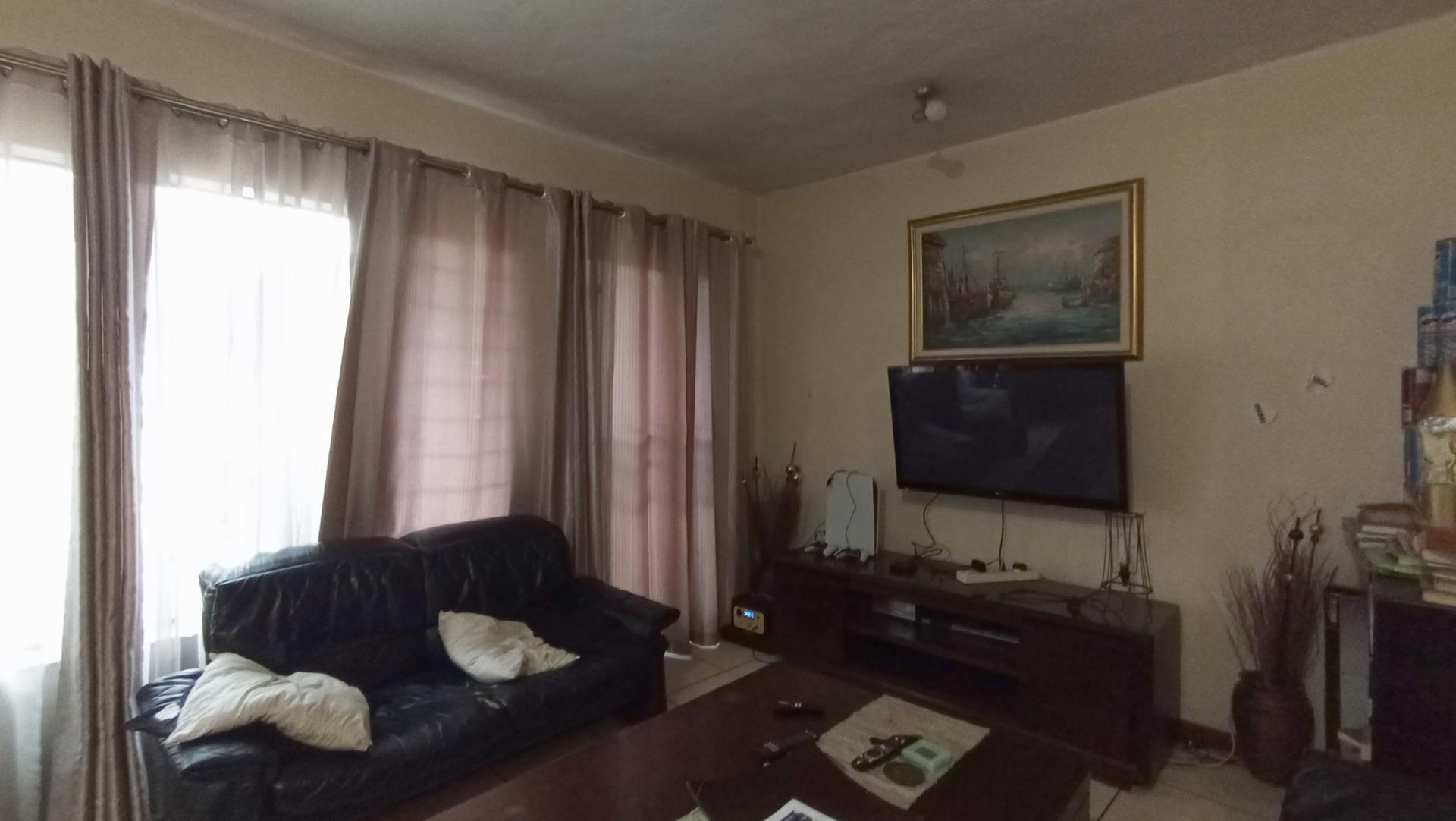 Lounges - 12 square meters of property in Windsor East