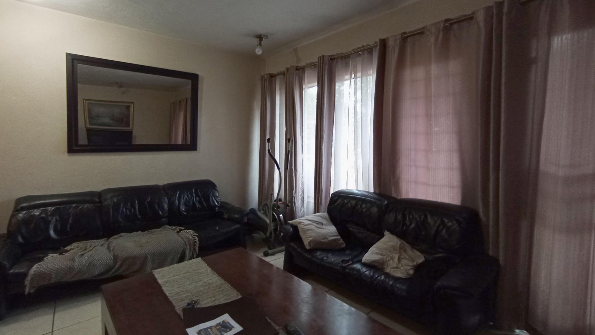 Lounges - 12 square meters of property in Windsor East