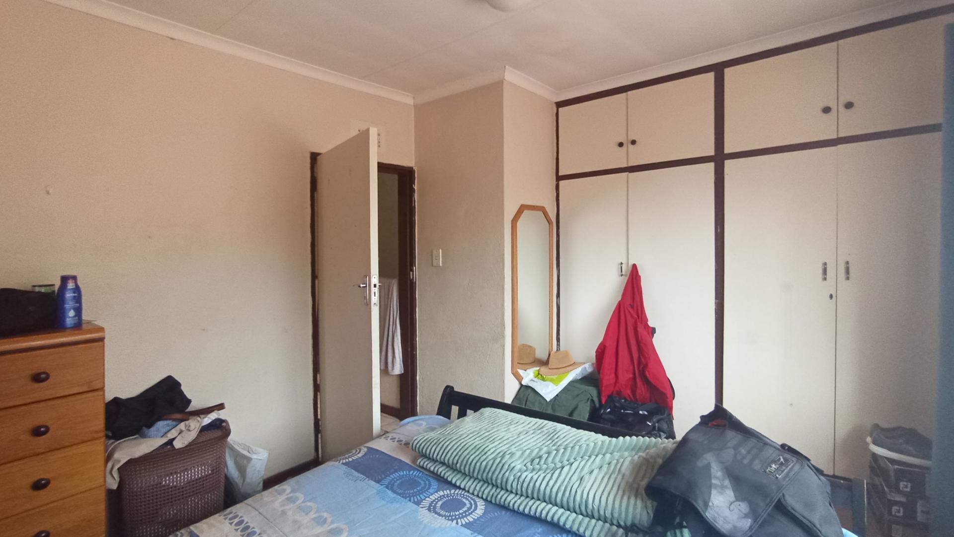 Main Bedroom - 15 square meters of property in Windsor East