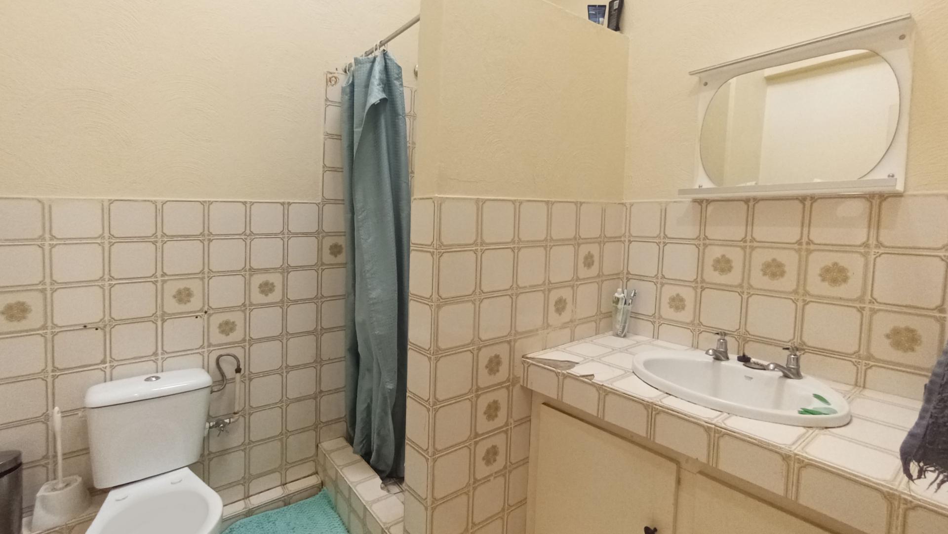 Bathroom 1 - 8 square meters of property in Windsor East