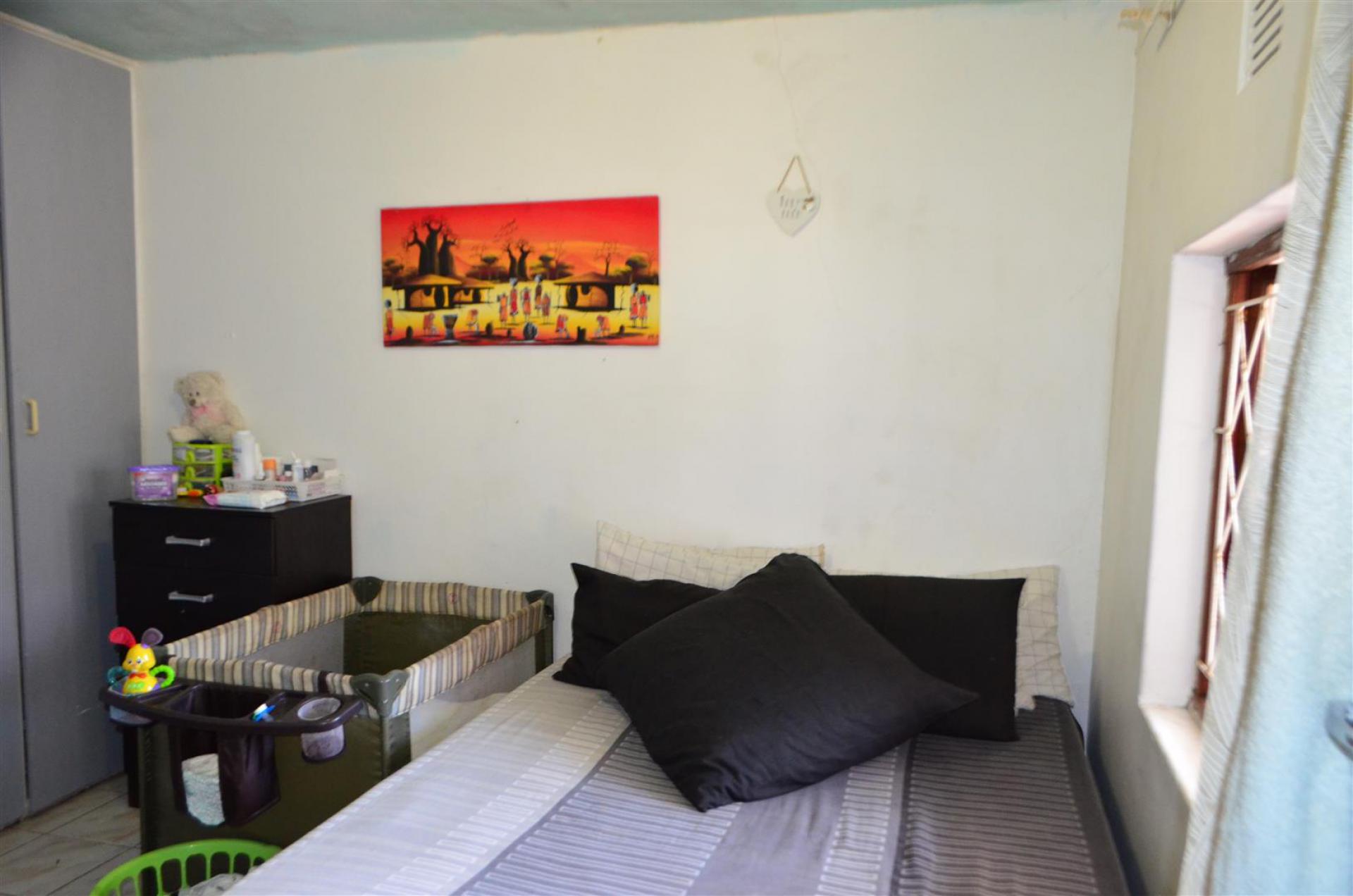 Bed Room 1 - 65 square meters of property in Margate