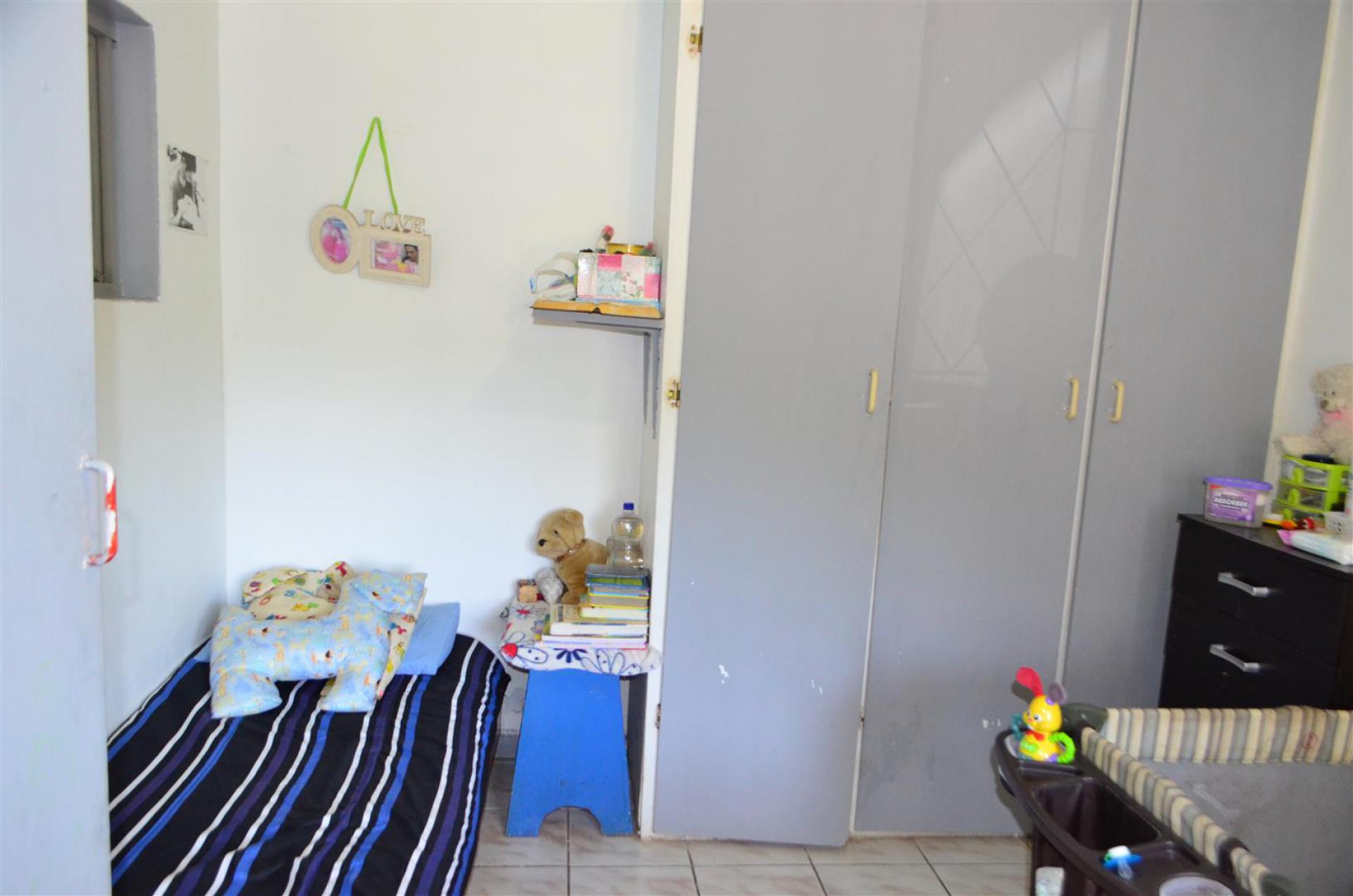 Bed Room 1 - 65 square meters of property in Margate